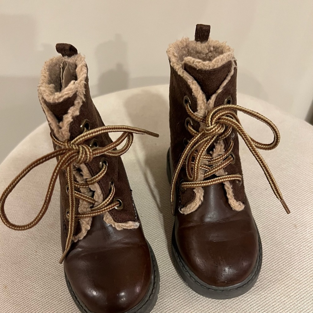 Gap baby Sherpa lined leather and sueded boot